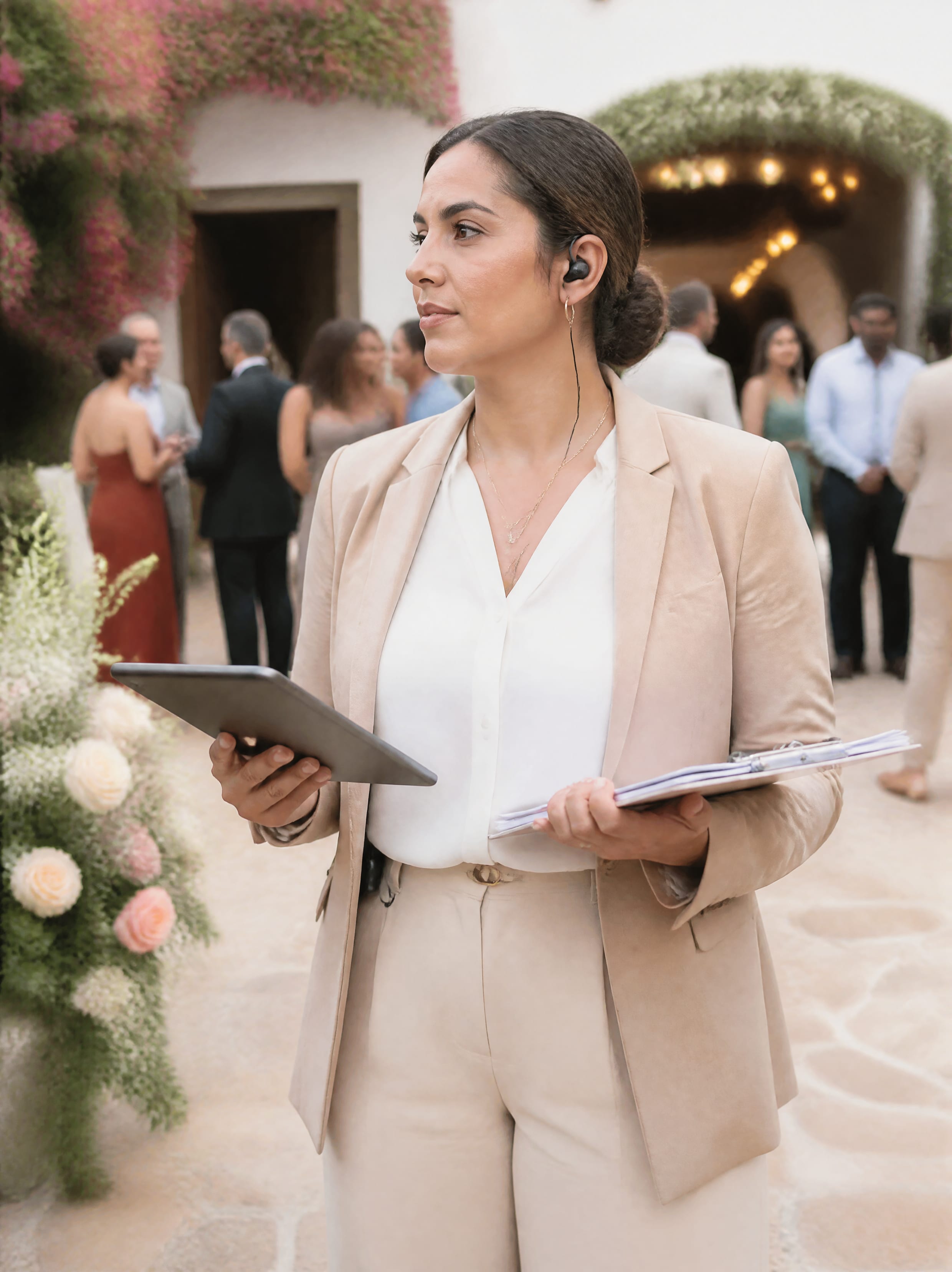 Wedding planner coordinando el día del evento con tablet y checklist